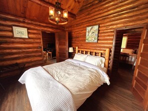 3 bedrooms, desk, free WiFi, bed sheets