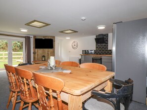 Cottage | Private kitchen | Fridge, dishwasher, electric kettle, toaster - Stall 2 - The Stables (Truro)
