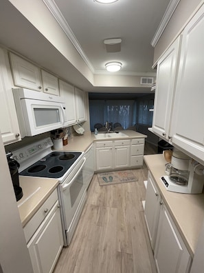 Fridge, microwave, oven, stovetop - 23 steps from the water, with great ground level view.. (Indian Beach)