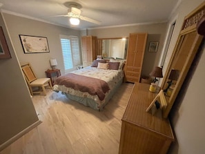 4 bedrooms, WiFi - 23 steps from the water, with great ground level view.. (Indian Beach)