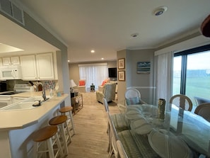 Dining - 23 steps from the water, with great ground level view.. (Indian Beach)