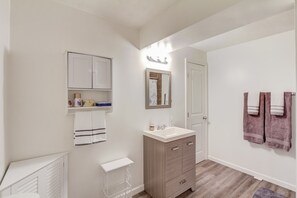 淋浴/盆浴组合、吹风机、毛巾、肥皂