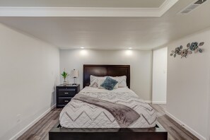 3 室のベッドルーム、アイロン / アイロン台、WiFi (無料)、ベッドシーツ