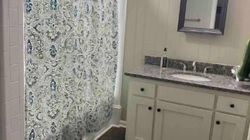 Kombination af bruser/badekar, håndklæder, Sæbe, Shampoo