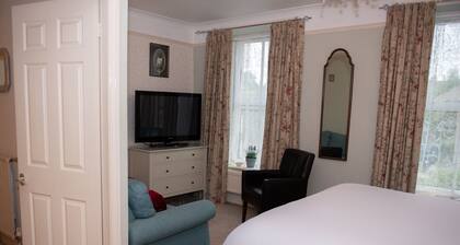 Milton House- Studio Apartment .Whitfield Suite