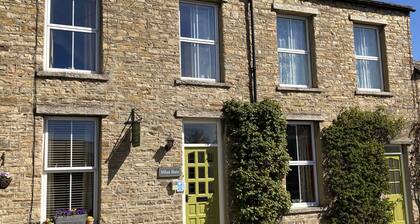 Milton House- Studio Apartment .Whitfield Suite