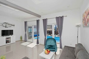 TV - Holiday home with pool and air conditioning (Skrpčići)