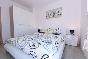 3 bedrooms, WiFi - Holiday home with pool and air conditioning (Skrpčići)