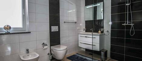 Suihku, hiustenkuivaaja, bidee