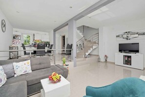 TV - Holiday home with pool and air conditioning (Skrpčići)