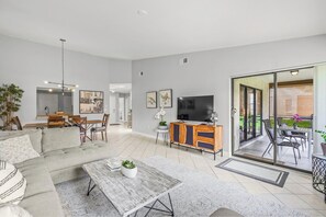 Smart TV, computer monitors - Beautiful Villa in Sarasota Resort-style Community (Sarasota)