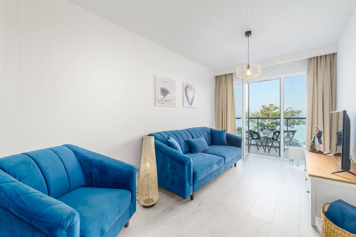 Deluxe Apartment | Living area | Flat-screen TV