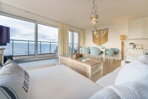 Superior-Apartment | Wohnbereich | Flachbildfernseher