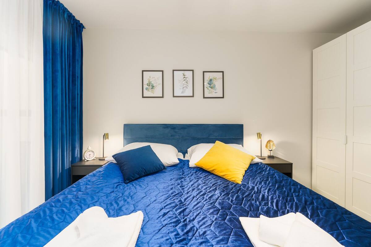 Deluxe Apartment | Premium bedding, laptop workspace, soundproofing, iron/ironing board