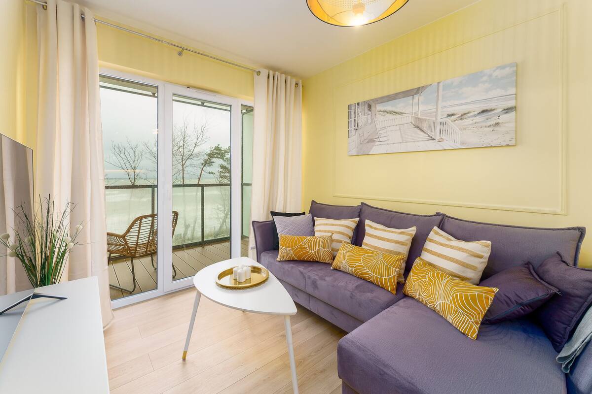 Deluxe Apartment | Living area | Flat-screen TV