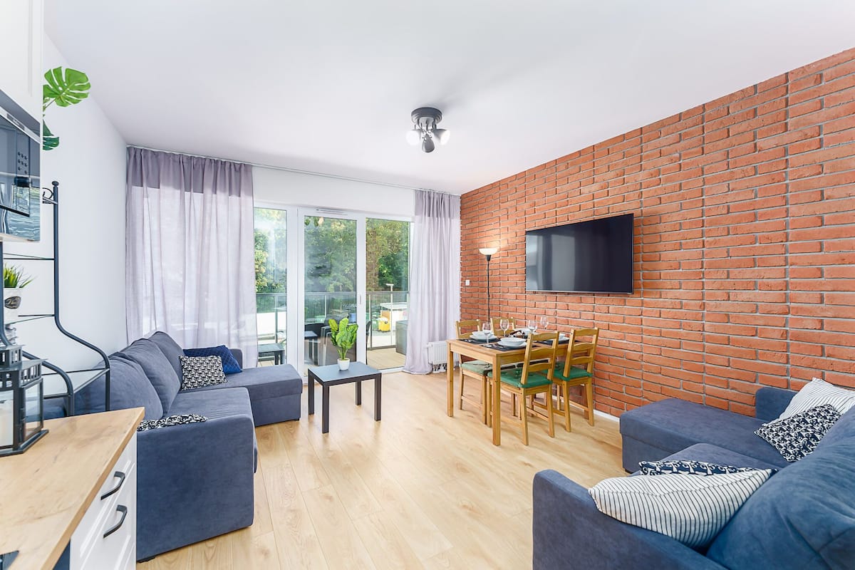 Standard-Vierbettzimmer, Balkon, am Strand | Wohnbereich | Flachbildfernseher