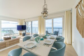 Superior-Apartment | Wohnbereich | Flachbildfernseher