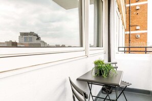 Outdoor dining - Bright London Bridge Apartment (London)