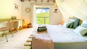 Un dormitorio con cama, escritorio y silla.