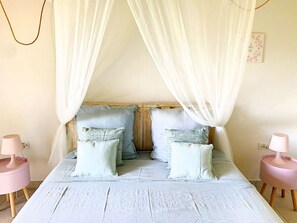 1 Schlafzimmer, Schreibtisch, Bügeleisen/Bügelbrett, Reisekinderbett