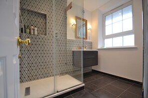 Shower, hair dryer, towels, soap - Beautiful 3 bed flat in Hoxton! (London)