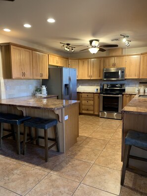 Fridge, microwave, oven, stovetop - Havasu Oasis  (Lake Havasu City)