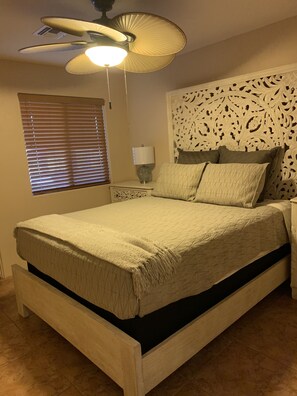 4 bedrooms, travel crib, free WiFi, bed sheets - Havasu Oasis  (Lake Havasu City)