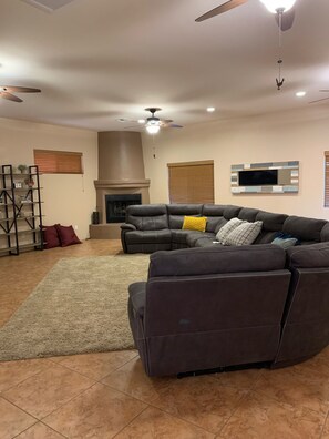 Smart TV, fireplace, books - Havasu Oasis  (Lake Havasu City)