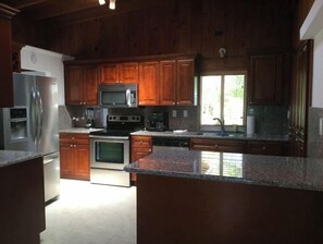 Fridge, microwave, oven, stovetop - Garden in Beautiful Pinecrest (Miami)