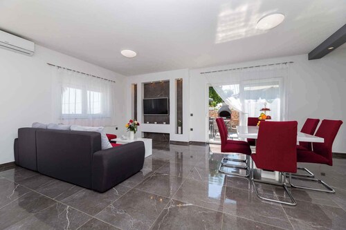 Villa Mia with pool in Garica