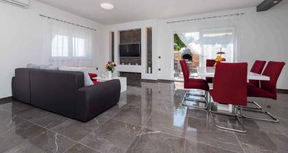 Villa Mia with pool in Garica