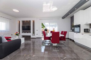 TV - Villa Mia with pool in Garica (Garica)