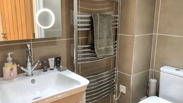 Cottage | Bathroom | Shower, hair dryer