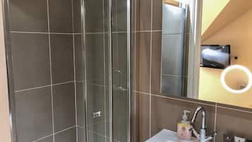 Cottage | Bathroom | Shower, hair dryer