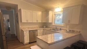 Coffee/tea maker, fridge, microwave, oven - The Hangout- Comfy Getaway in the Woods (Hot Springs)