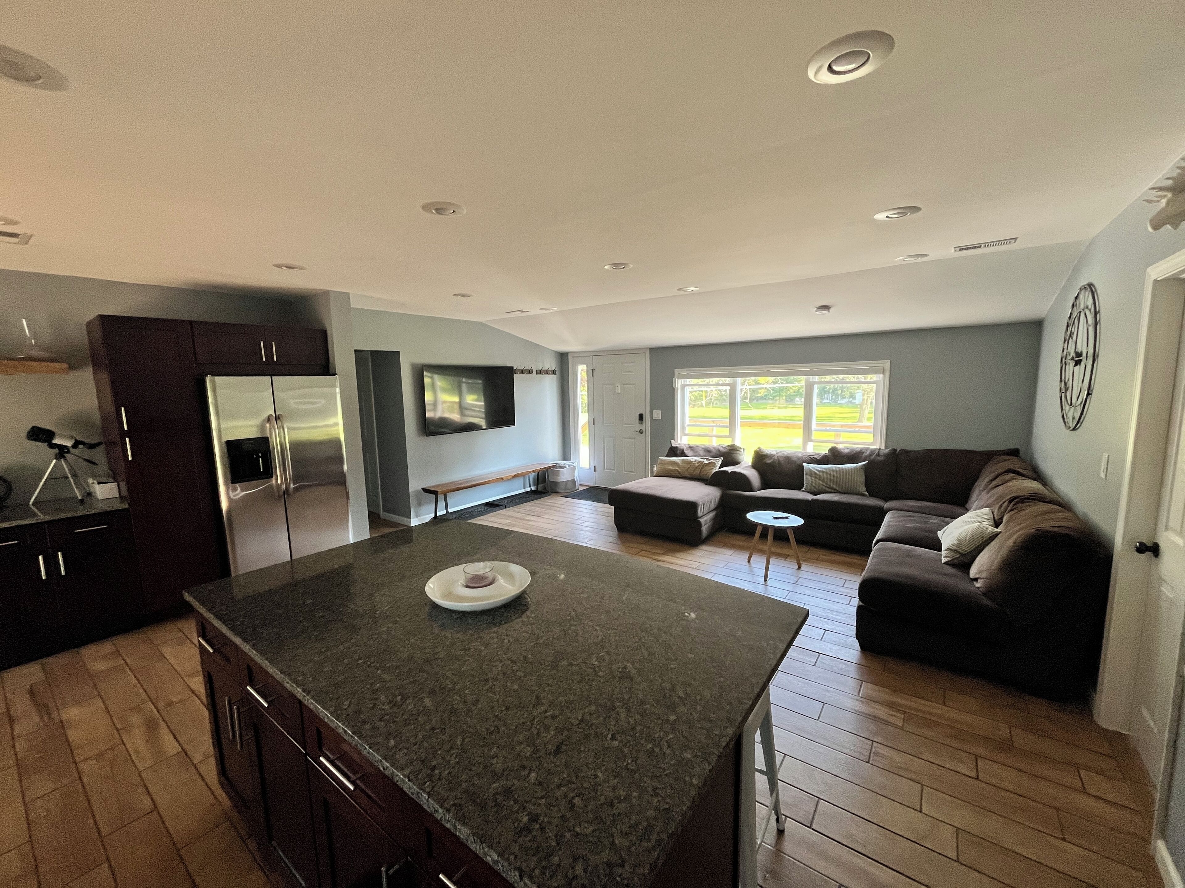 Een smart-tv en boeken