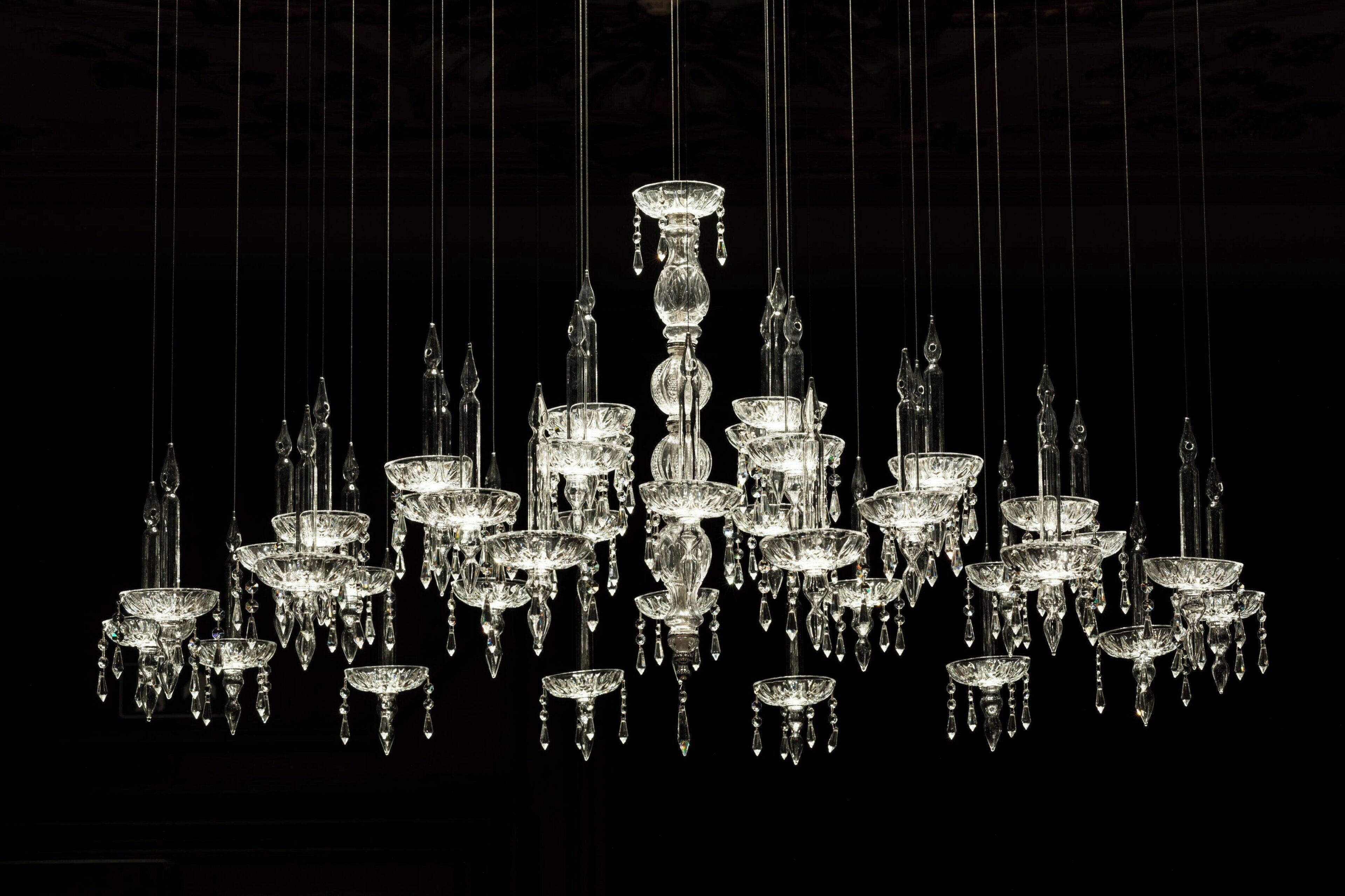 Ein Chandelier mit mehreren Ebenen und Kristallapplikationen.