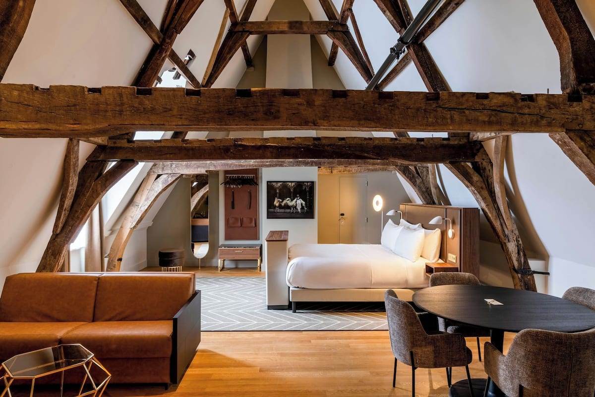 suite, 1 bedroom, non smoking | minibar, in-room safe, desk, blackout curtains