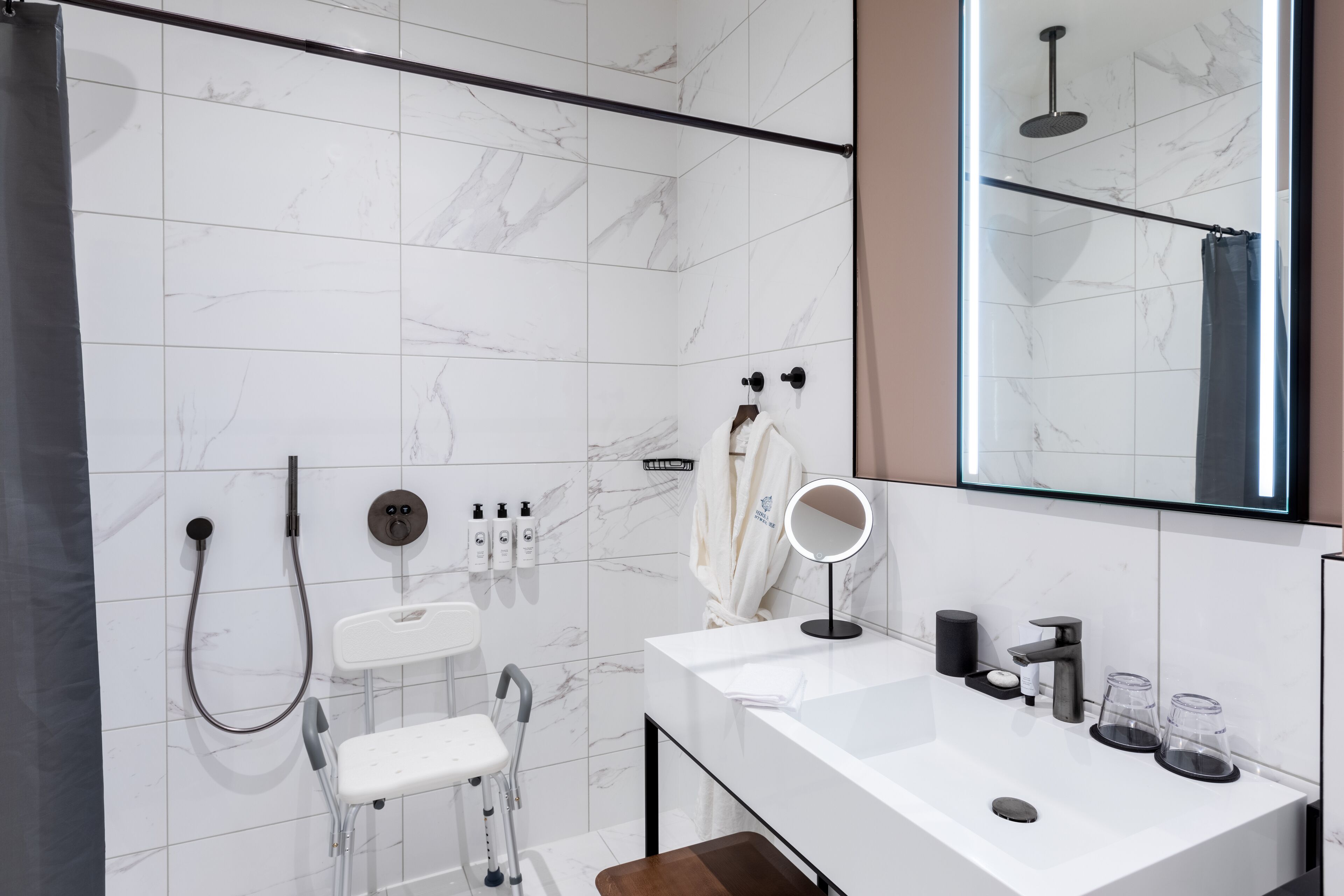 Zimmer, 1 King-Bett | Badezimmer | Kostenlose Toilettenartikel, Haartrockner, Handtücher, Seife