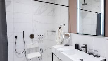 Zimmer, 1 King-Bett | Badezimmer | Kostenlose Toilettenartikel, Haartrockner, Handtücher, Seife