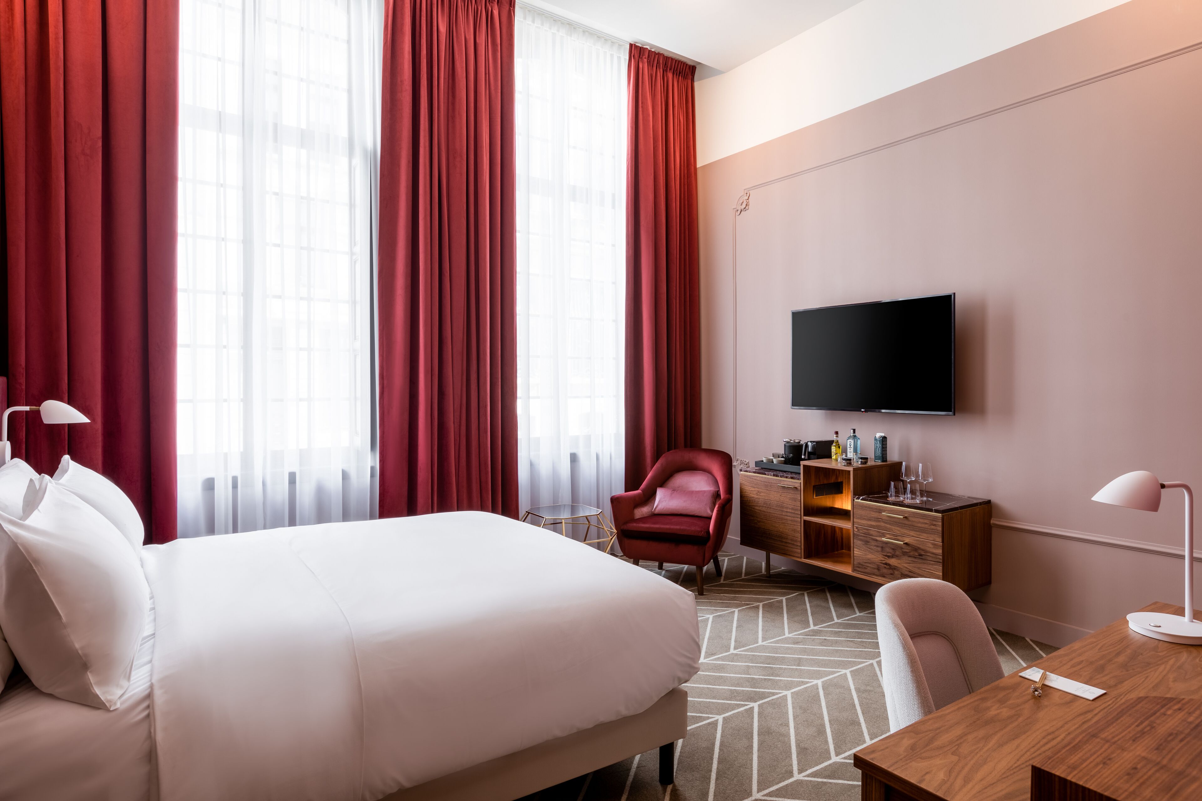 Kamar Superior, 1 Tempat Tidur King | Seprai antialergi, minibar, brankas, dan meja kerja