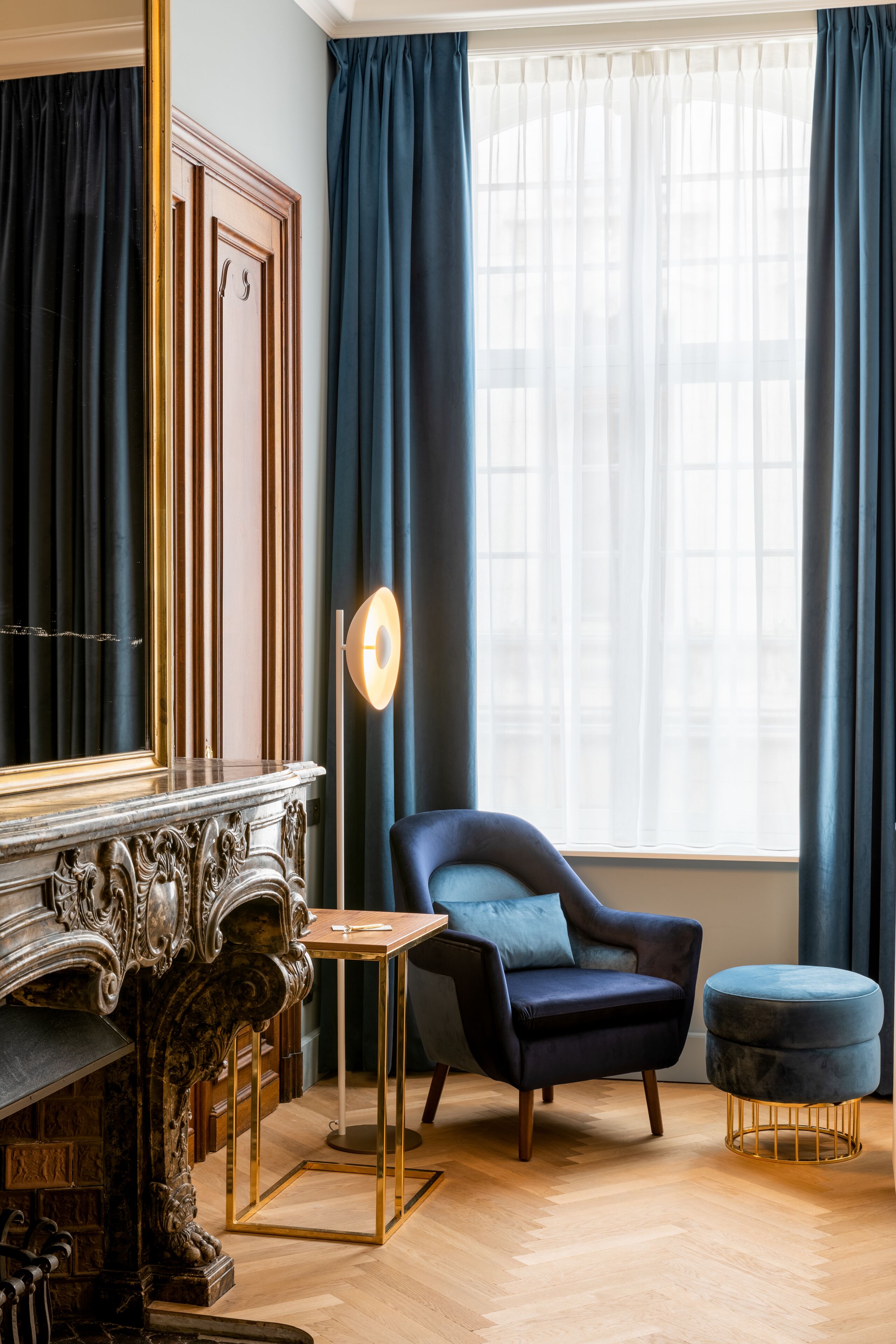 deluxe room, 1 king bed, non smoking | minibar, in-room safe, desk, blackout curtains