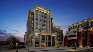 Ein mehrstöckiges Hotel mit klassischem architektonischen Design, gekrönt von einer auffälligen Markise.