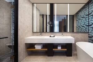 Suite, 1 King-Bett, Balkon, Stadtblick | Badezimmer | Seife, Shampoo, Toilettenpapier