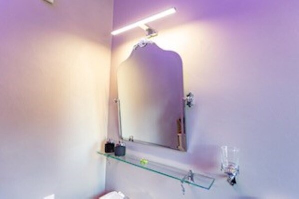 Suihku, hiustenkuivaaja, bidee, pyyhkeet