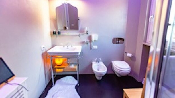 A small, compact bathroom with a sink, toilet, and bidet. - Jade Park (Giovinazzo)