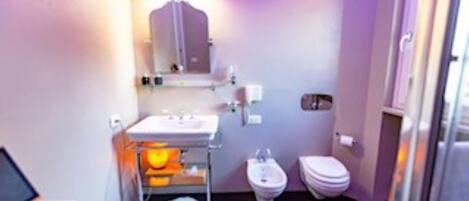 Dusche, Haartrockner, Bidet, Handtücher