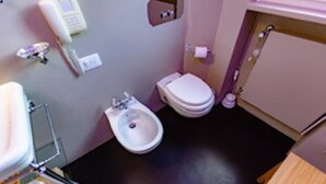 A small bathroom with a bidet, toilet, and a sink. - Jade Park (Giovinazzo)