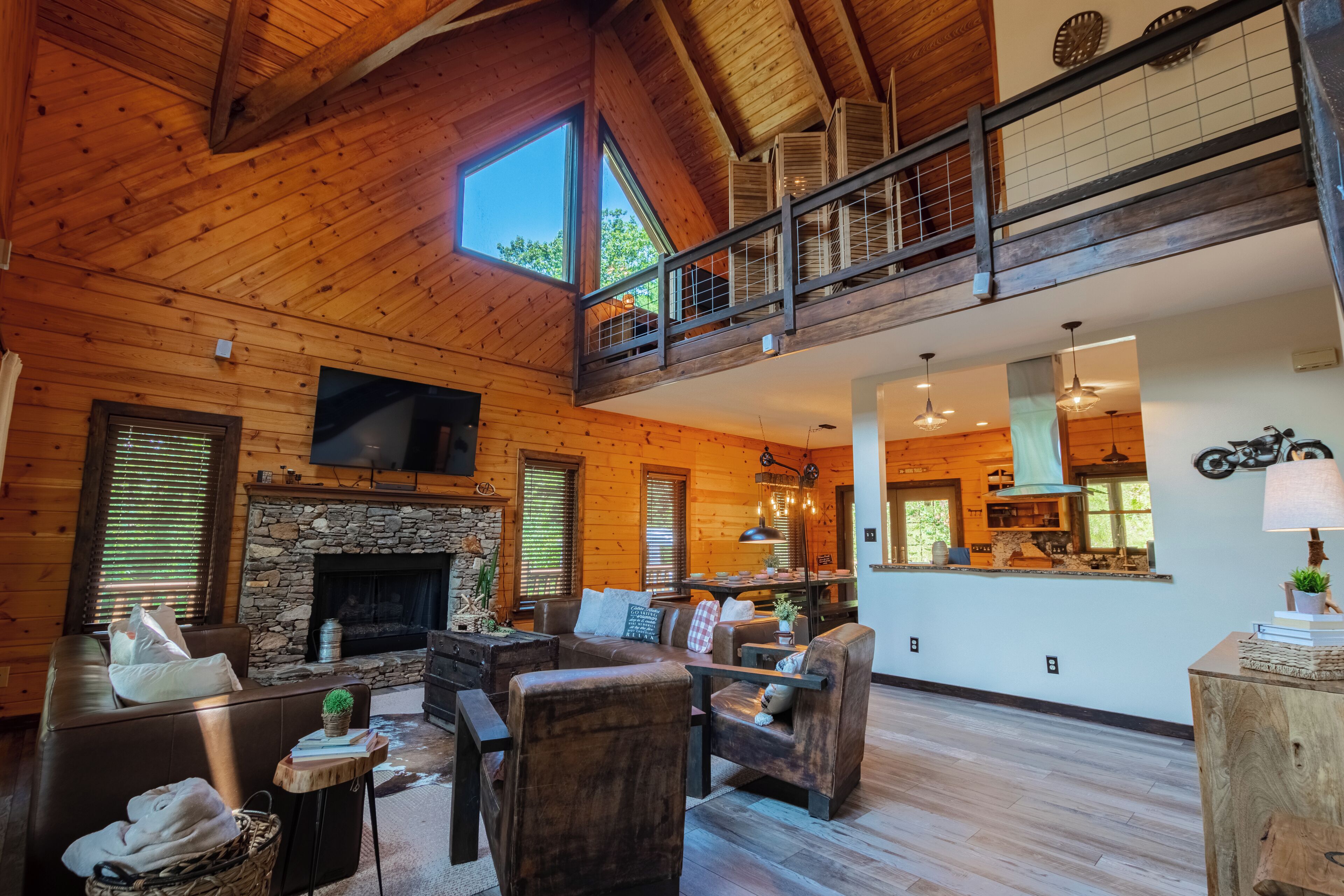 Smart TV, chimenea, futbolito y libros 