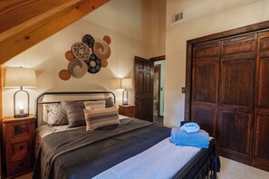 5 Schlafzimmer, Schreibtisch, Bügeleisen/Bügelbrett, kostenloses WLAN